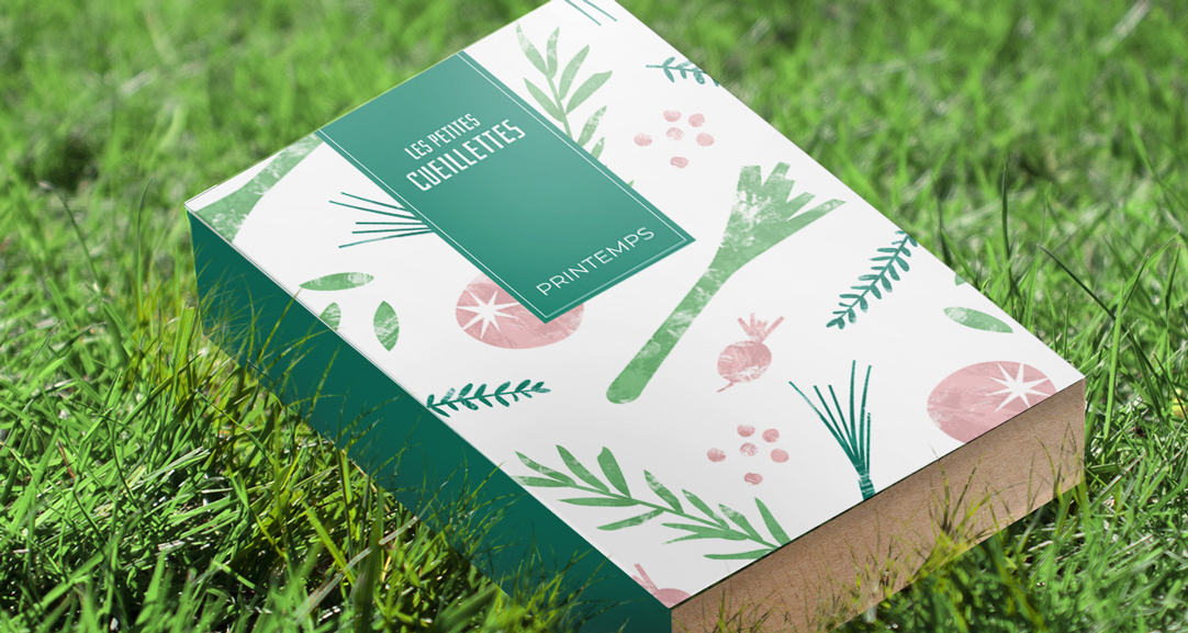 Coffret des Petites Cueillettes posé dans de l'herbe